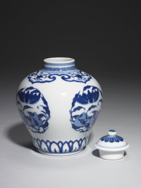 青花蝙蝠桃紋罐