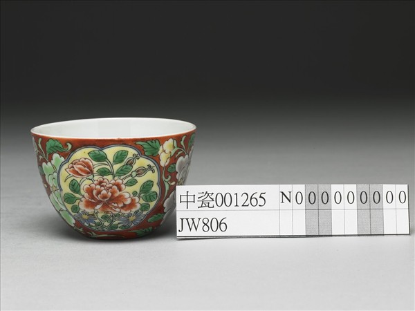 洋彩紅地開光花卉杯