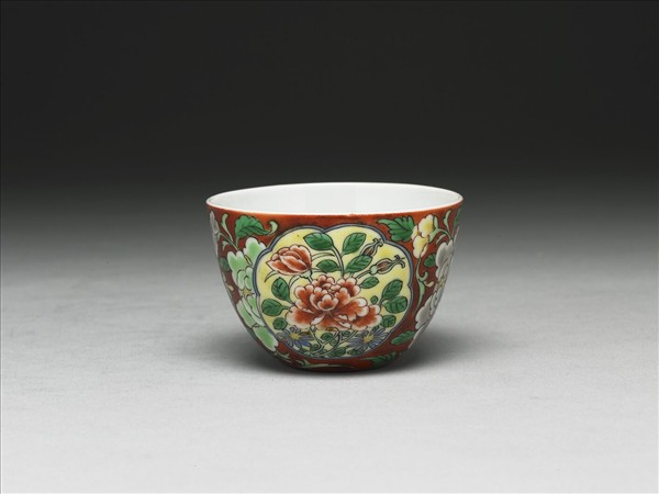 洋彩紅地開光花卉杯