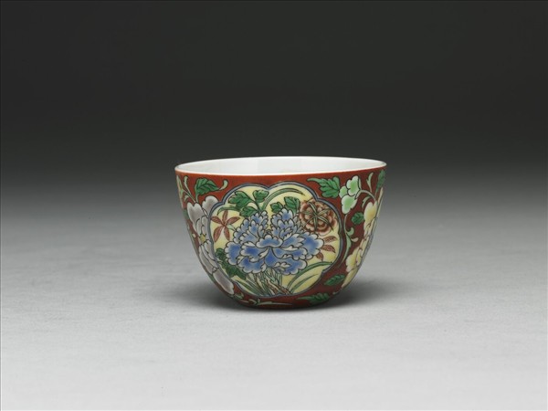 洋彩紅地開光花卉杯