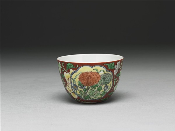 洋彩紅地開光花卉杯