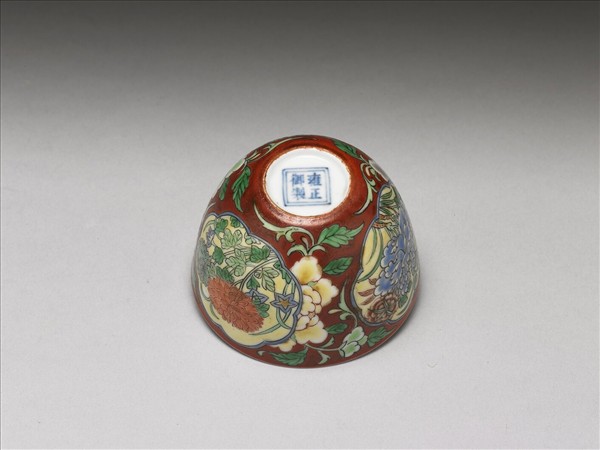 洋彩紅地開光花卉杯