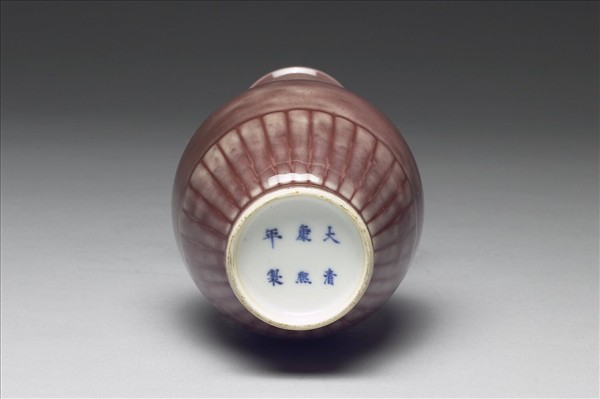 豇豆紅釉菊瓣紋瓶