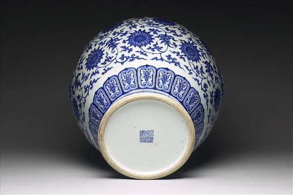 青花八寶番蓮紋罐