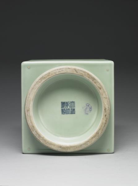 青瓷九弦五孔瓶