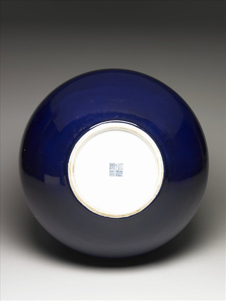 霽青釉天球瓶