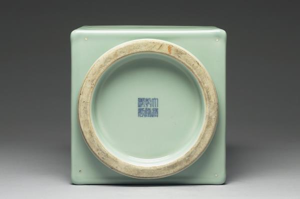 青瓷九弦五孔瓶