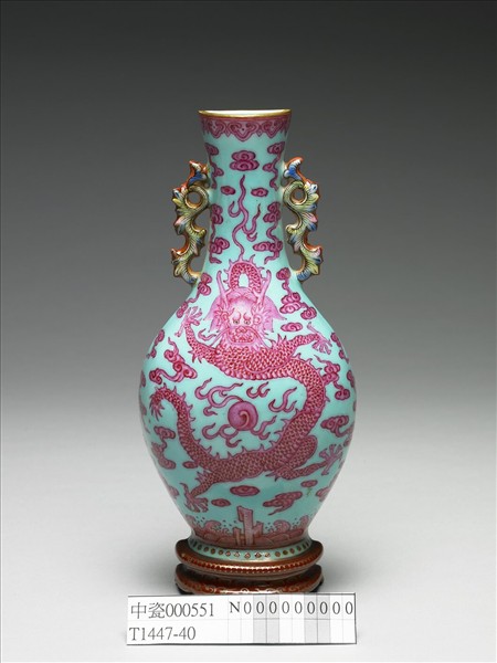 藍地五彩龍紋轎瓶