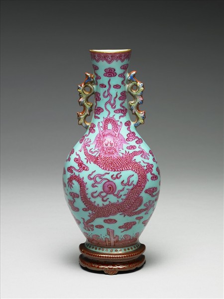 藍地五彩龍紋轎瓶