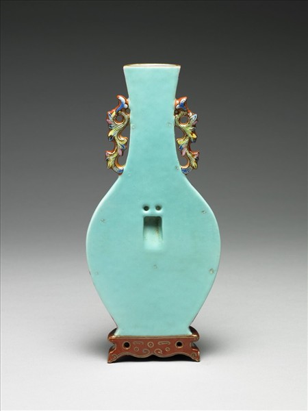 藍地五彩龍紋轎瓶