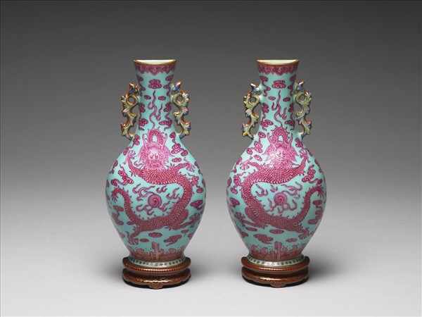 藍地五彩龍紋轎瓶