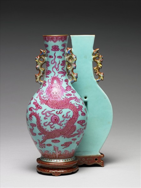 藍地五彩龍紋轎瓶