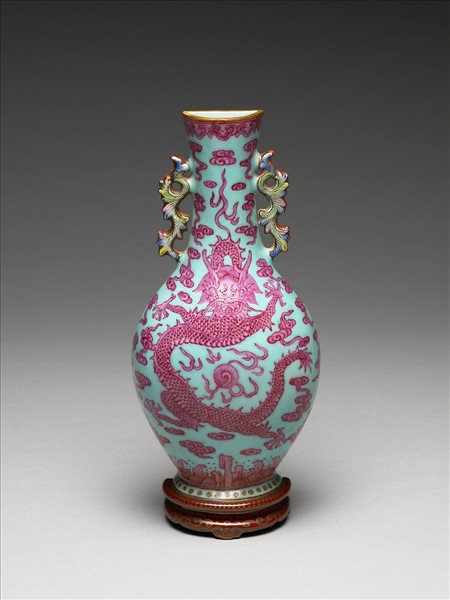 藍地五彩龍紋轎瓶