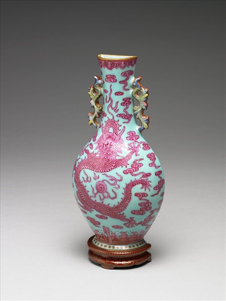 藍地五彩龍紋轎瓶