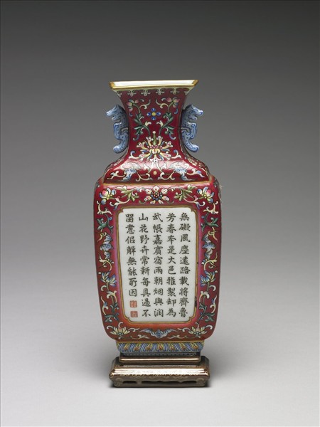 紅地五彩番蓮紋轎瓶