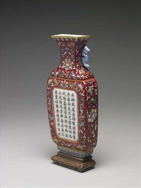 紅地五彩番蓮紋轎瓶