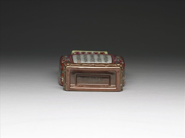 紅地五彩番蓮紋轎瓶