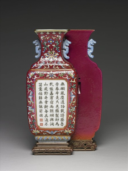 紅地五彩番蓮紋轎瓶