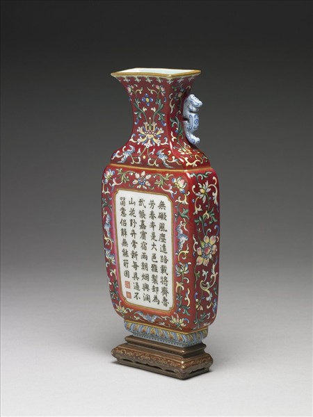 紅地五彩番蓮紋轎瓶