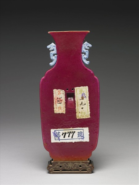 紅地五彩番蓮紋轎瓶