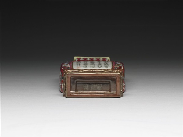 紅地五彩番蓮紋轎瓶