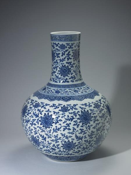 青花番蓮紋天球瓶