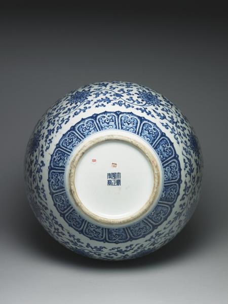 青花番蓮紋天球瓶