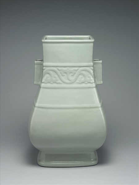 青瓷貫耳弦紋方瓶