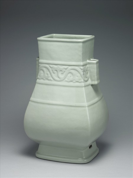 青瓷貫耳弦紋方瓶