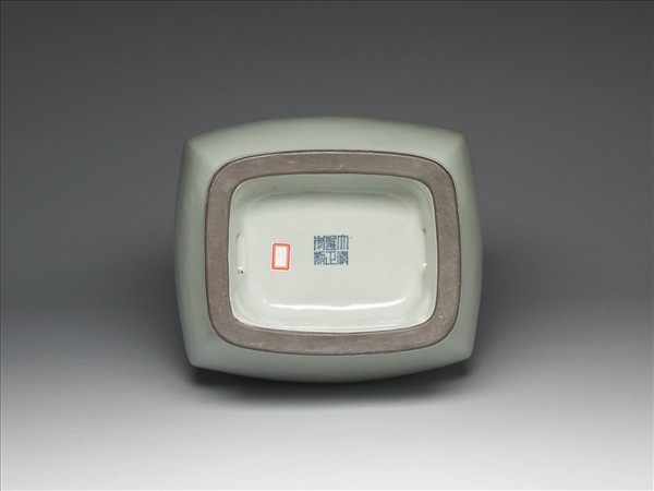 青瓷貫耳弦紋方瓶