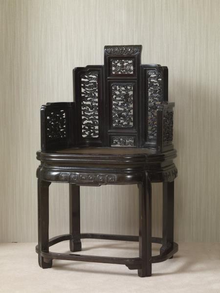鏤雕雲蝠紋五屏式扶手椅