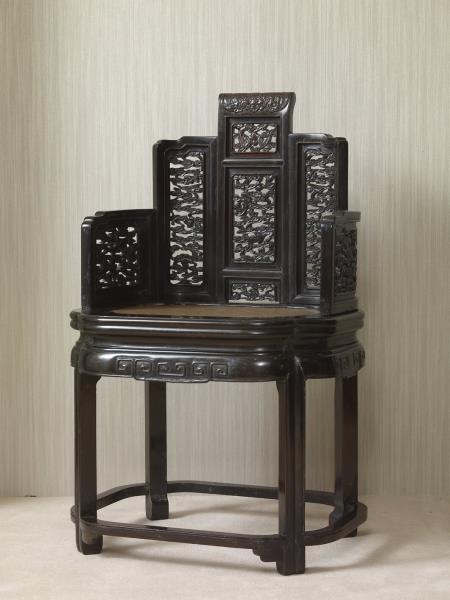 鏤雕雲蝠紋五屏式扶手椅