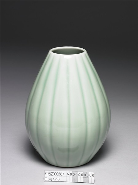 青瓷瓜稜瓶