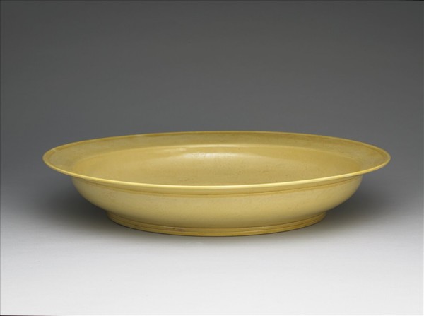 黃釉暗花龍紋折沿盤