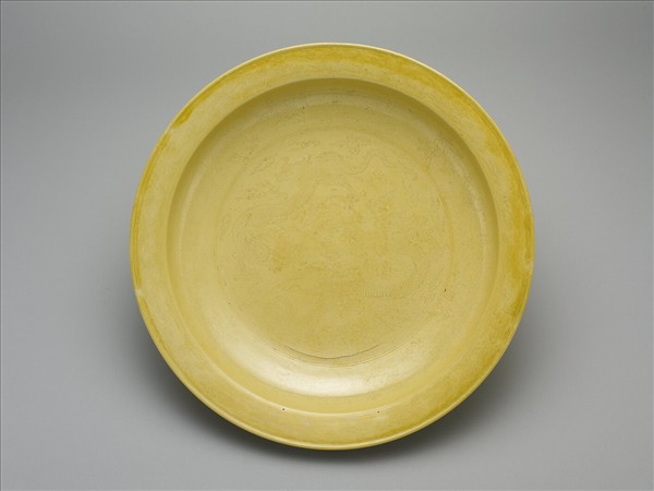 黃釉暗花龍紋折沿盤