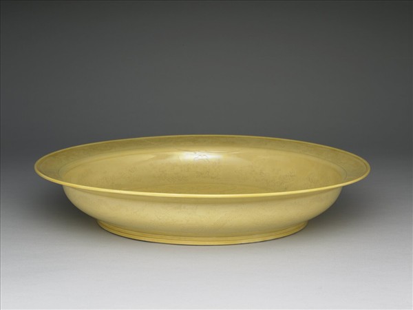 黃釉暗花龍紋折沿盤