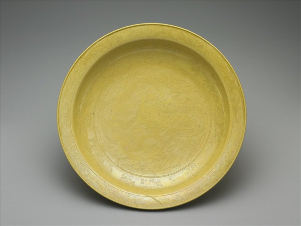 黃釉暗花龍紋折沿盤