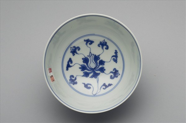 青花番蓮碗
