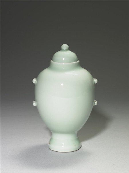 青瓷貫耳穿帶瓶