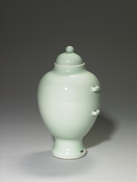 青瓷貫耳穿帶瓶