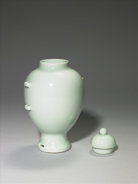 青瓷貫耳穿帶瓶