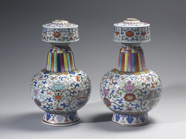 五彩白地番蓮紋瓶