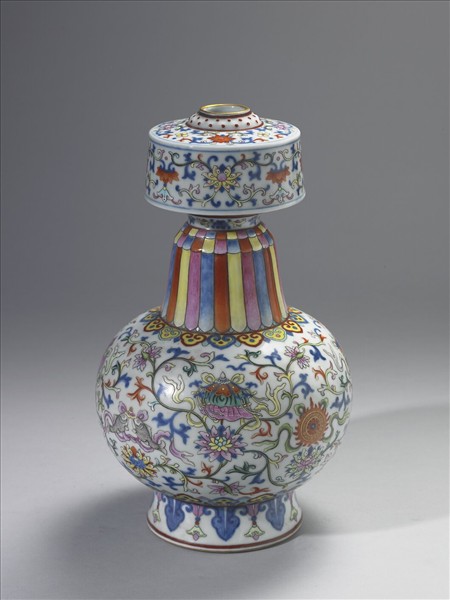 五彩白地番蓮紋瓶