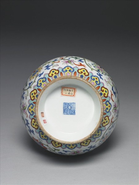 五彩白地番蓮紋瓶