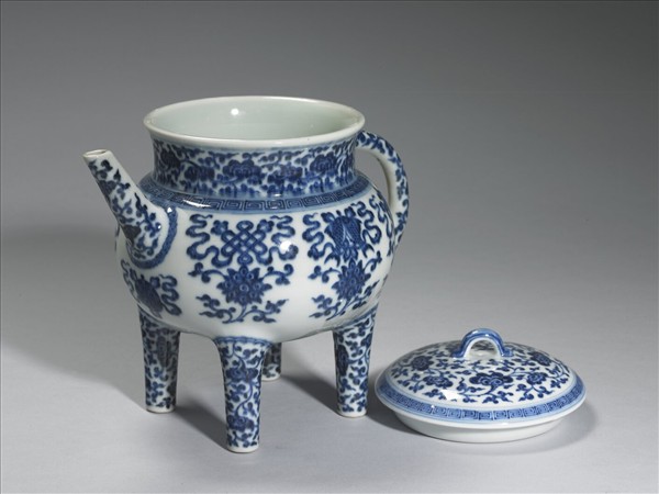 青花蓮托八寶紋四足執壺