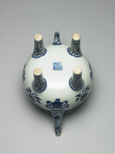 青花蓮托八寶紋四足執壺