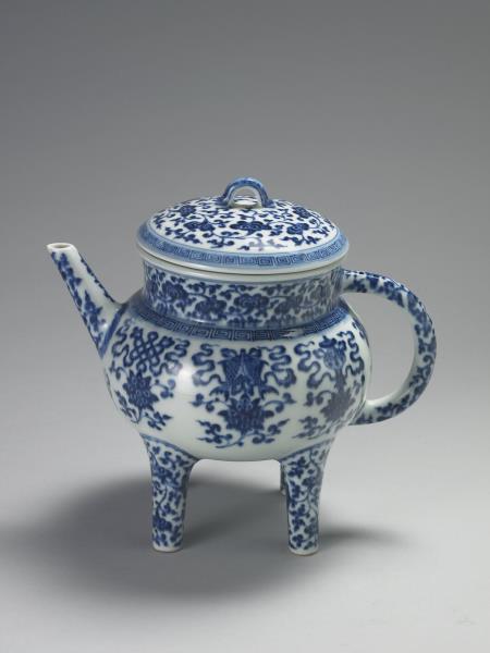 青花蓮托八寶紋四足執壺