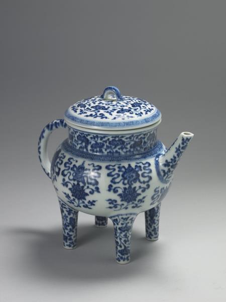 青花蓮托八寶紋四足執壺