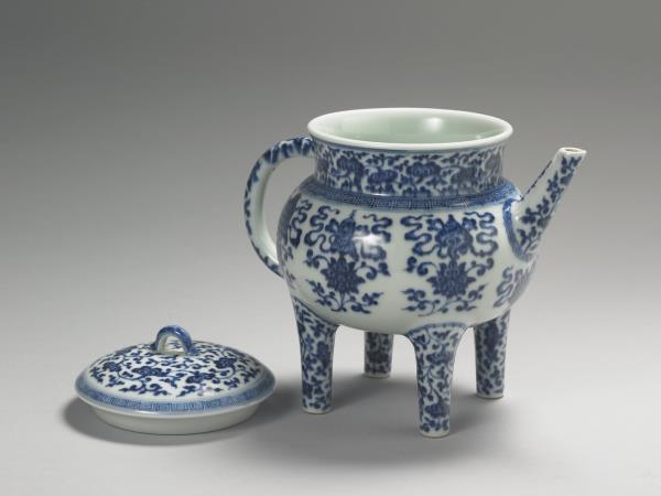 青花蓮托八寶紋四足執壺