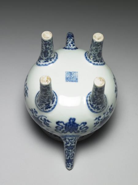 青花蓮托八寶紋四足執壺